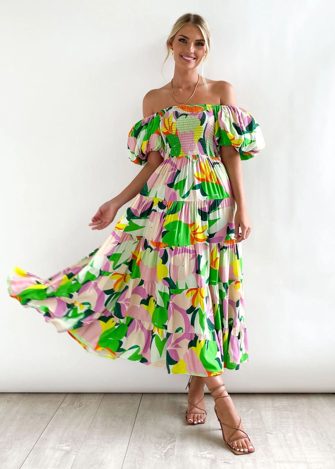 Vestido ajustado de fiesta con espalda descubierta y vuelo amplio, cuello descubierto, estampado de verano