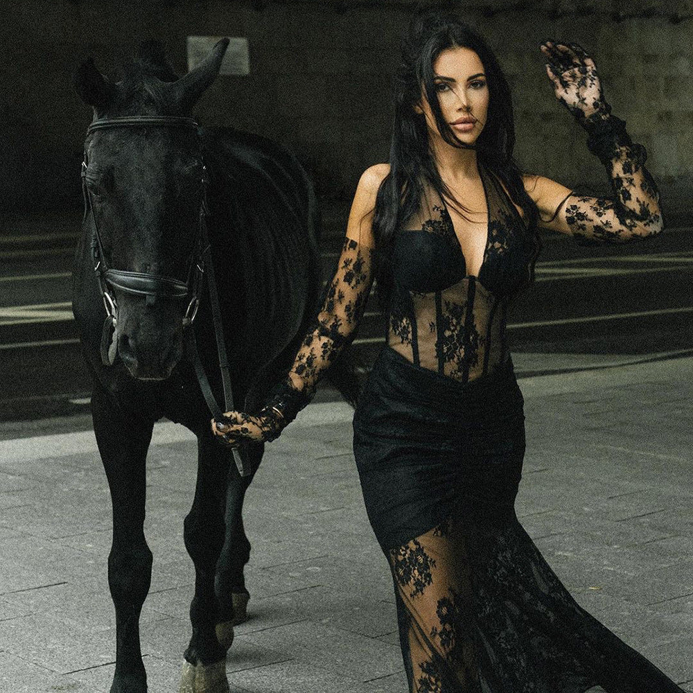 Vestido semitransparente con guantes halter de encaje azul y negro