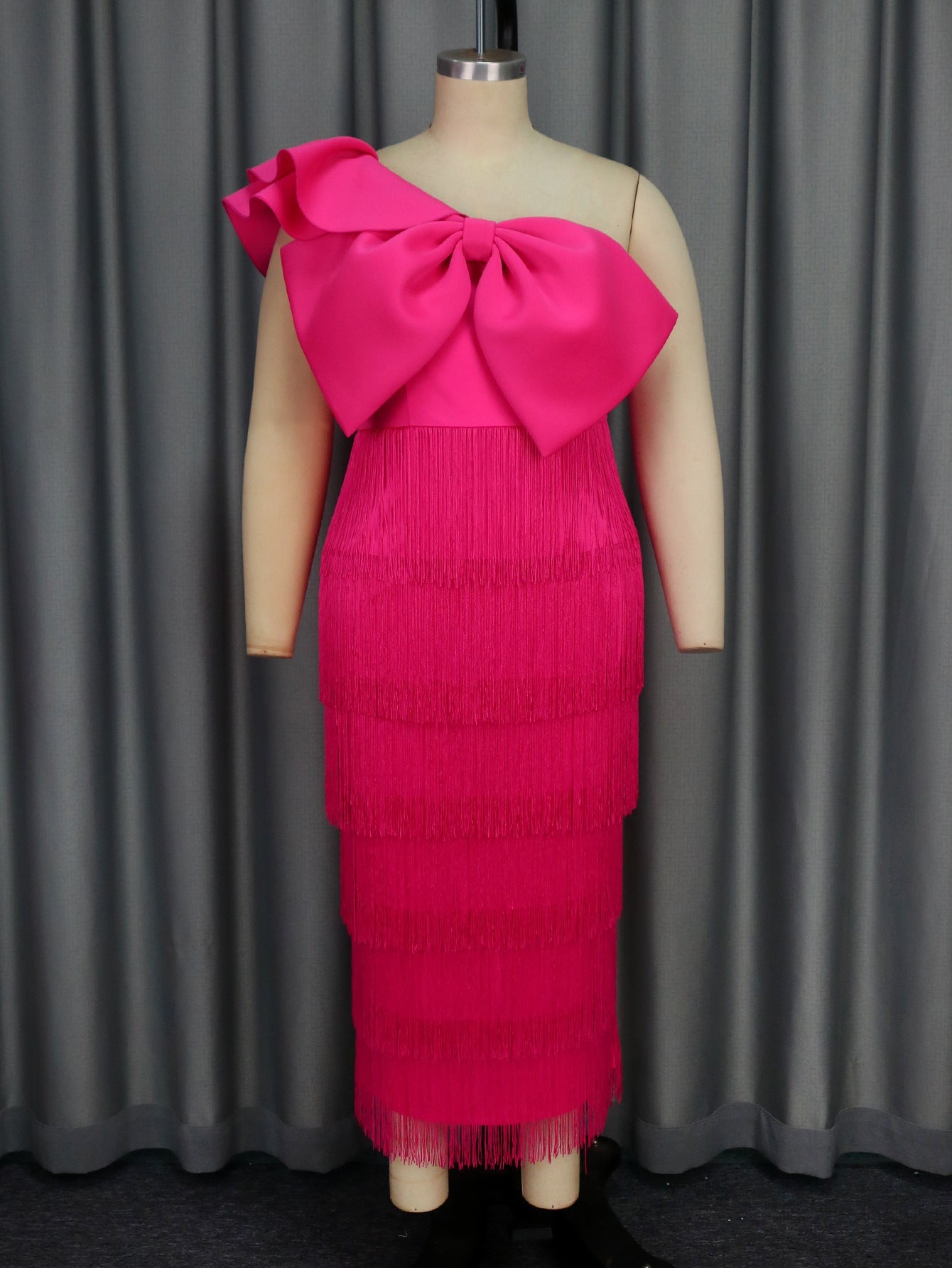 Elegante vestido de fiesta de cóctel con borlas y cuello diagonal y lazo grande en color liso
