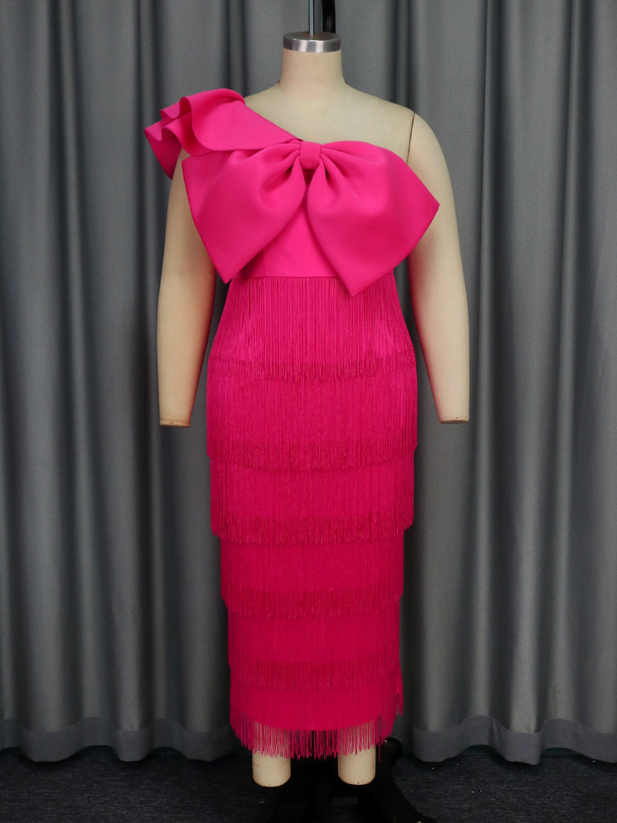 Elegante vestido de fiesta de cóctel con borlas y cuello diagonal y lazo grande en color liso