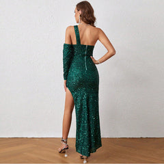 Vestido largo de noche verde oscuro con tirantes finos, manga larga y hombros descubiertos, abertura alta