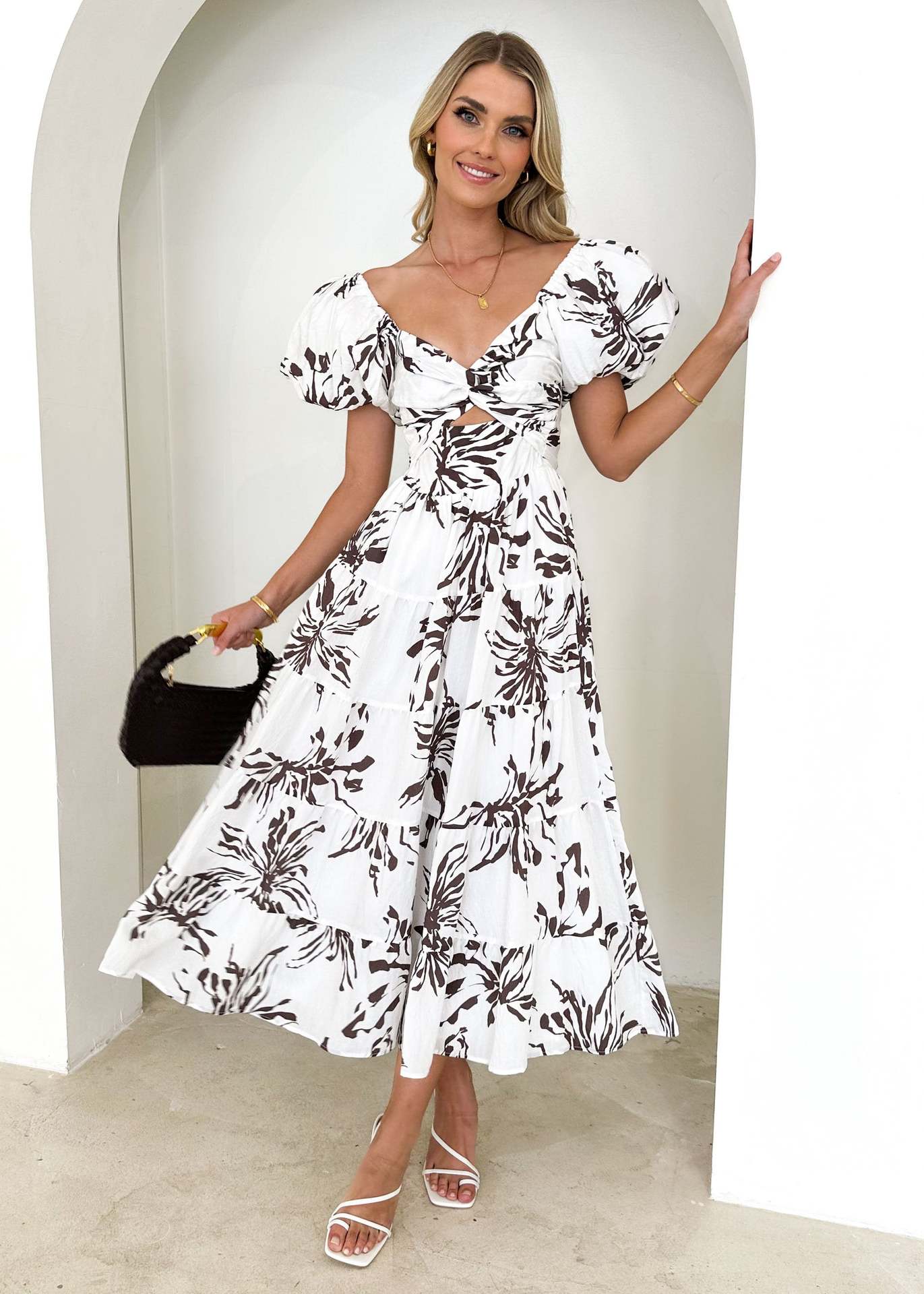 Elegante vestido estampado con escote en V y mangas abullonadas con aberturas