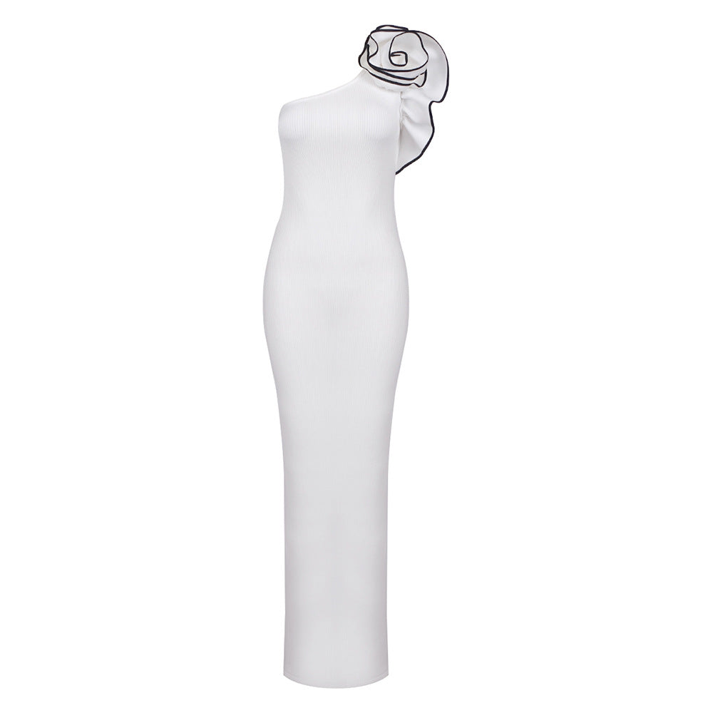 Vestido maxi blanco de un hombro con estampado floral y gancho negro, ajustado, sin espalda, vendaje elástico