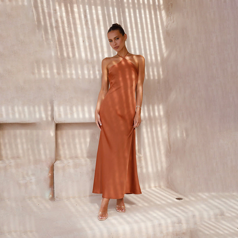 Vestido ajustado de color liso con cuello halter, espalda descubierta y corte entallado