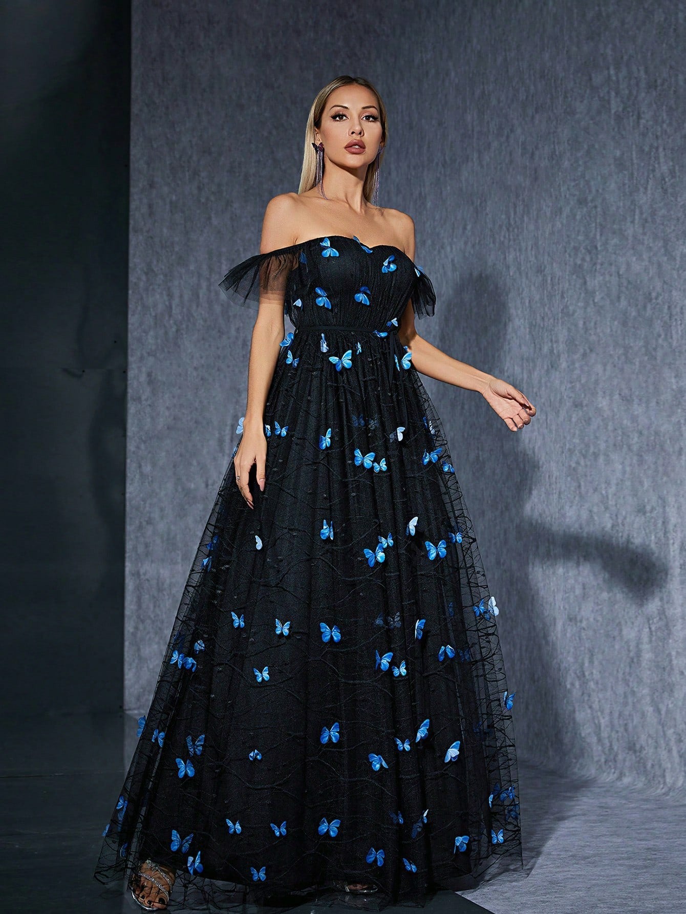 Vestido negro con hombros descubiertos y malla bordada con mariposas para cóctel o noche