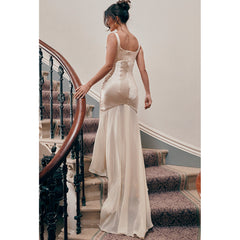 Vestido de satén de gasa de alta calidad con corte entallado y elegante, con superficie forjada y tirantes finos.