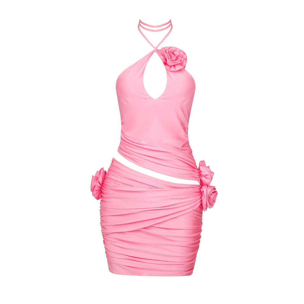 Vestido Dopamine Wear con cuello halter, estampado floral tridimensional en rosa otoñal y aberturas.