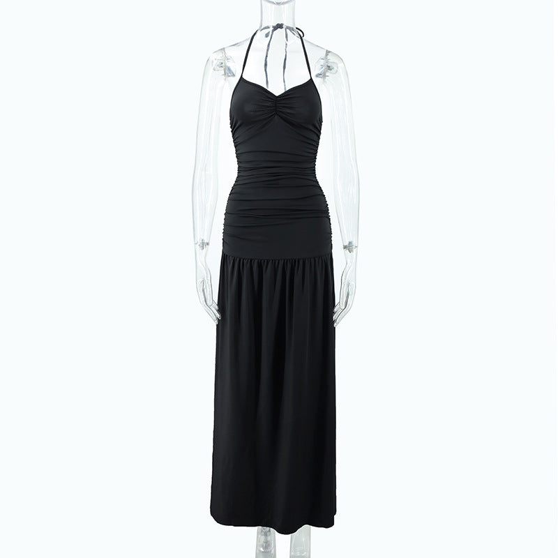 Vestido largo ajustado con cuello halter, espalda descubierta y abertura lateral en la cadera