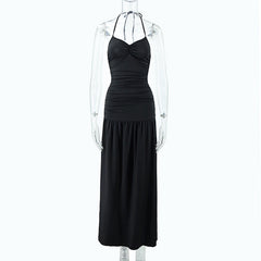 Vestido largo ajustado con cuello halter, espalda descubierta y abertura lateral en la cadera