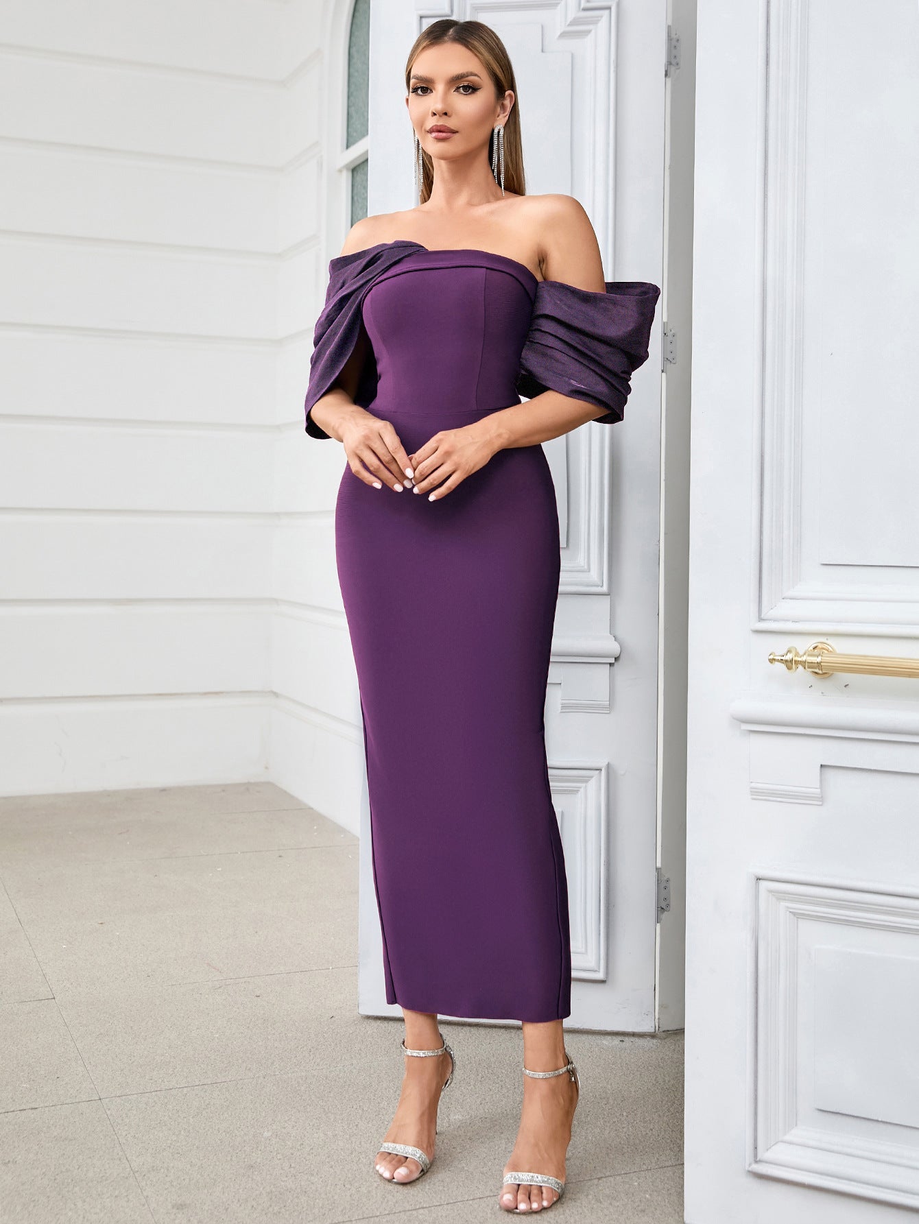 Vestido elegante asimétrico con pliegues irregulares y mangas en los hombros.