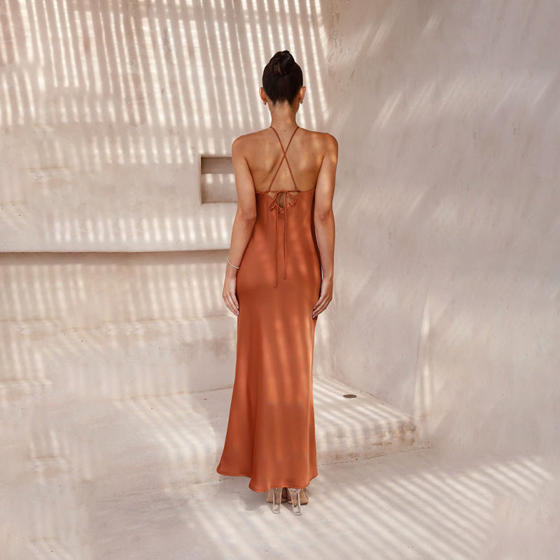 Vestido ajustado de color liso con cuello halter, espalda descubierta y corte entallado