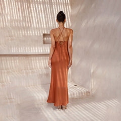 Vestido ajustado de color liso con cuello halter, espalda descubierta y corte entallado