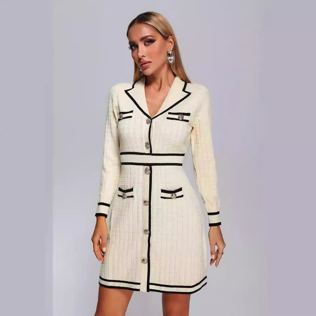 Vestido clásico de punto con cuello y manga larga, botones en contraste de color, corte ajustado y corto para
