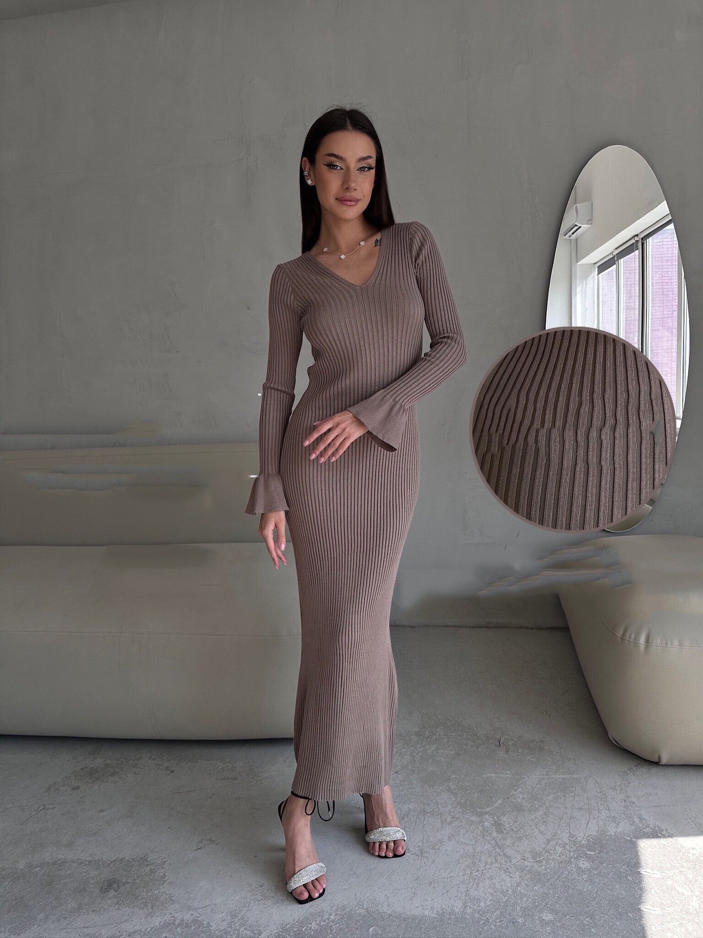 Vestido largo de lana de canalé de color liso con cuello en V y manga larga de punto ajustado
