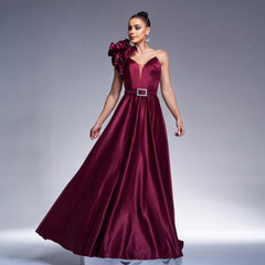 Elegante vestido de noche de cóctel con un hombro descubierto, cuello en diagonal y cintura ajustada con dobladillo grande para dama de honor.