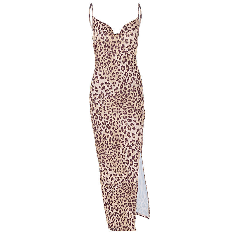 Vestido ajustado con tirantes y espalda descubierta con estampado de leopardo