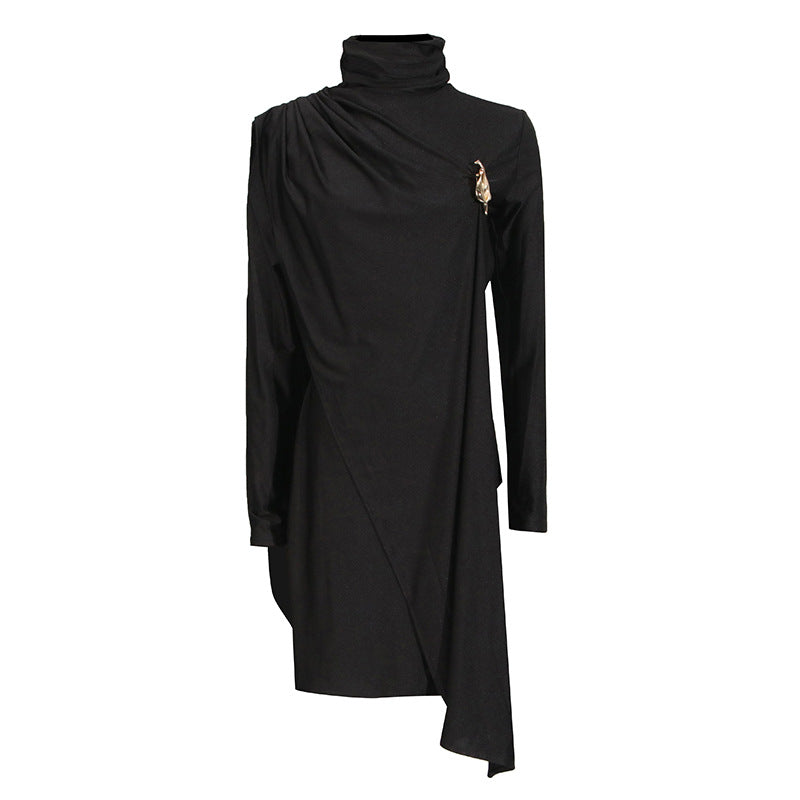 Elegante vestido de alta sociedad con cuello alto, chal plisado y corte entallado.