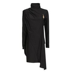 Elegante vestido de alta sociedad con cuello alto, chal plisado y corte entallado.