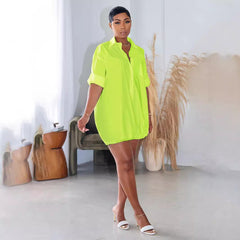 Vestido suelto con botones de color liso
