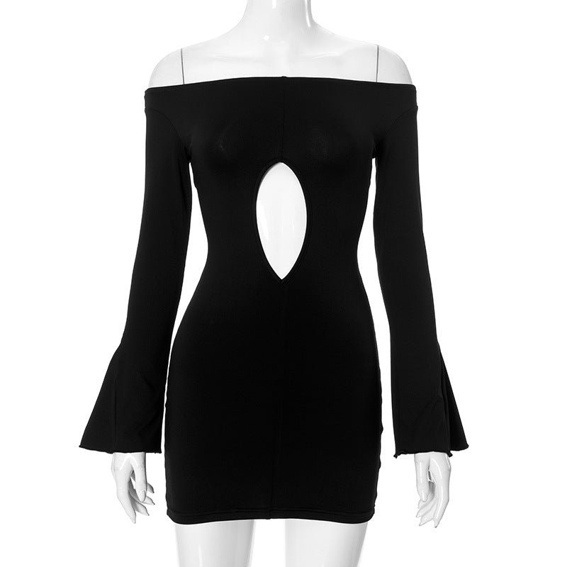 Vestido corto con escote desbocado, manga larga, aberturas laterales, corte en la cadera