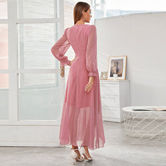 Vestido rosa de gasa largo, talle alto, corte ajustado.