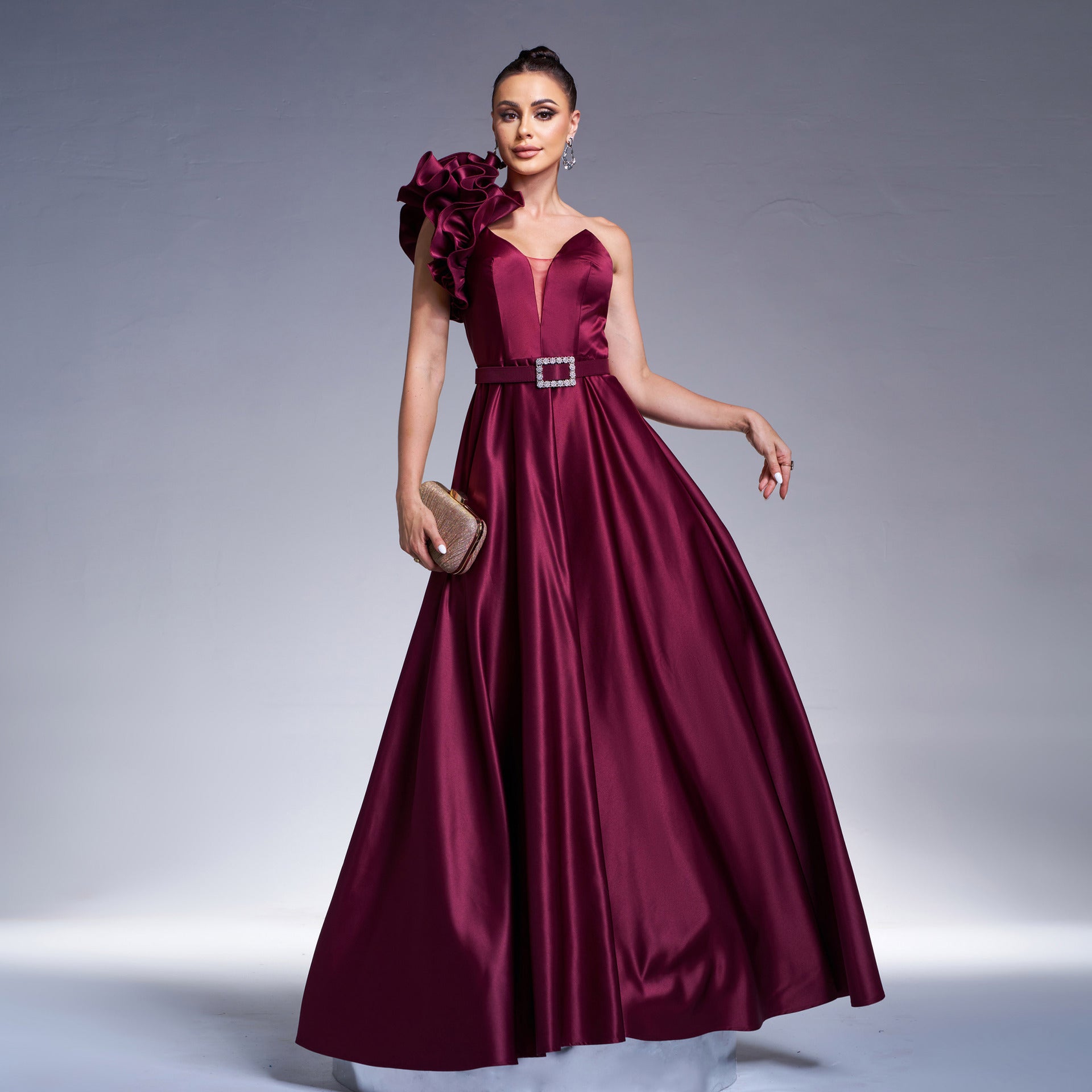 Elegante vestido de noche de cóctel con un hombro descubierto, cuello en diagonal y cintura ajustada con dobladillo grande para dama de honor.