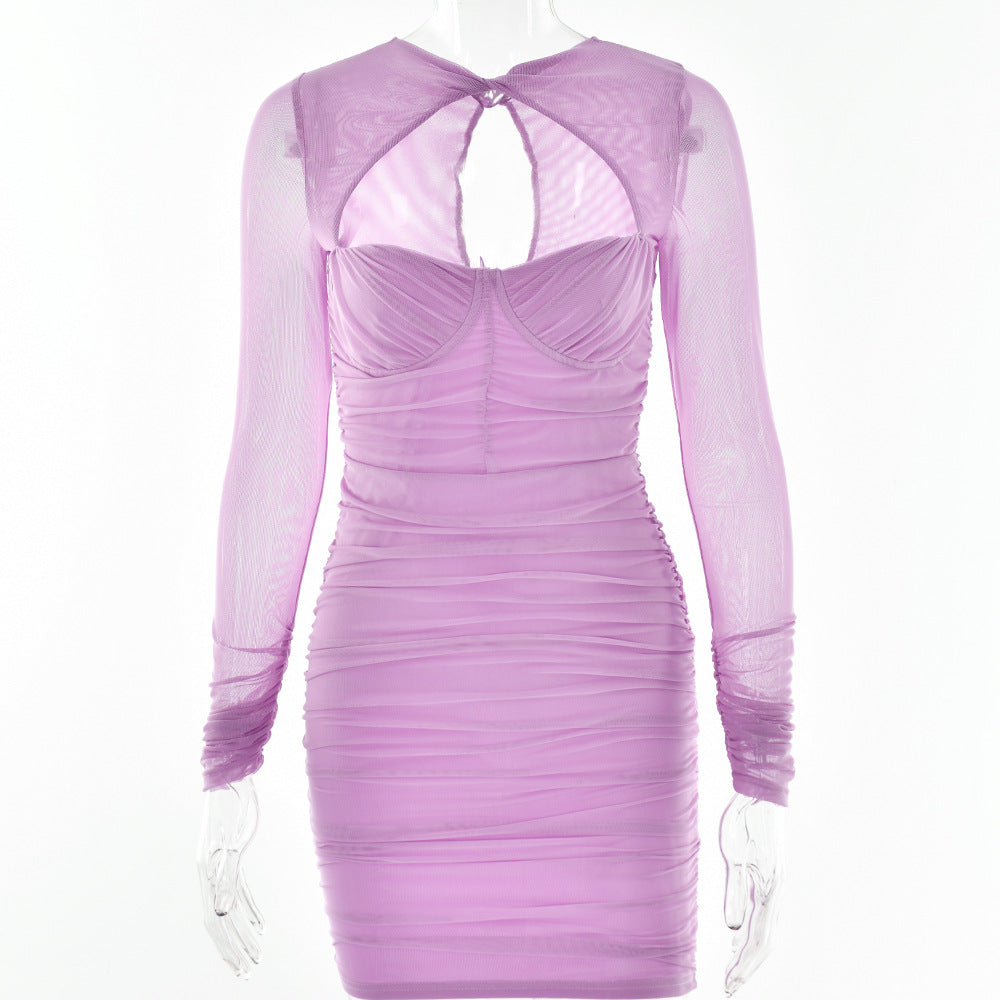 Vestido ajustado a la cadera con mangas largas transparentes y corte bajo con aberturas