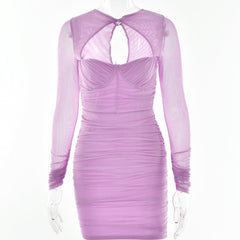 Vestido ajustado a la cadera con mangas largas transparentes y corte bajo con aberturas