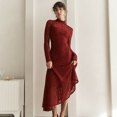 Vestido interior plisado de manga larga con tirantes oblicuos y costuras de encaje
