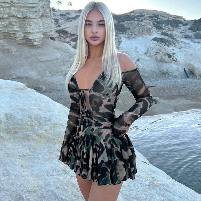 Vestido plisado con cuello halter y manga larga con estampado de patrón