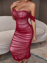 Vestido largo elegante de fiesta de noche con escote bandeau, ajustado, de malla color vino tinto y un solo hombro