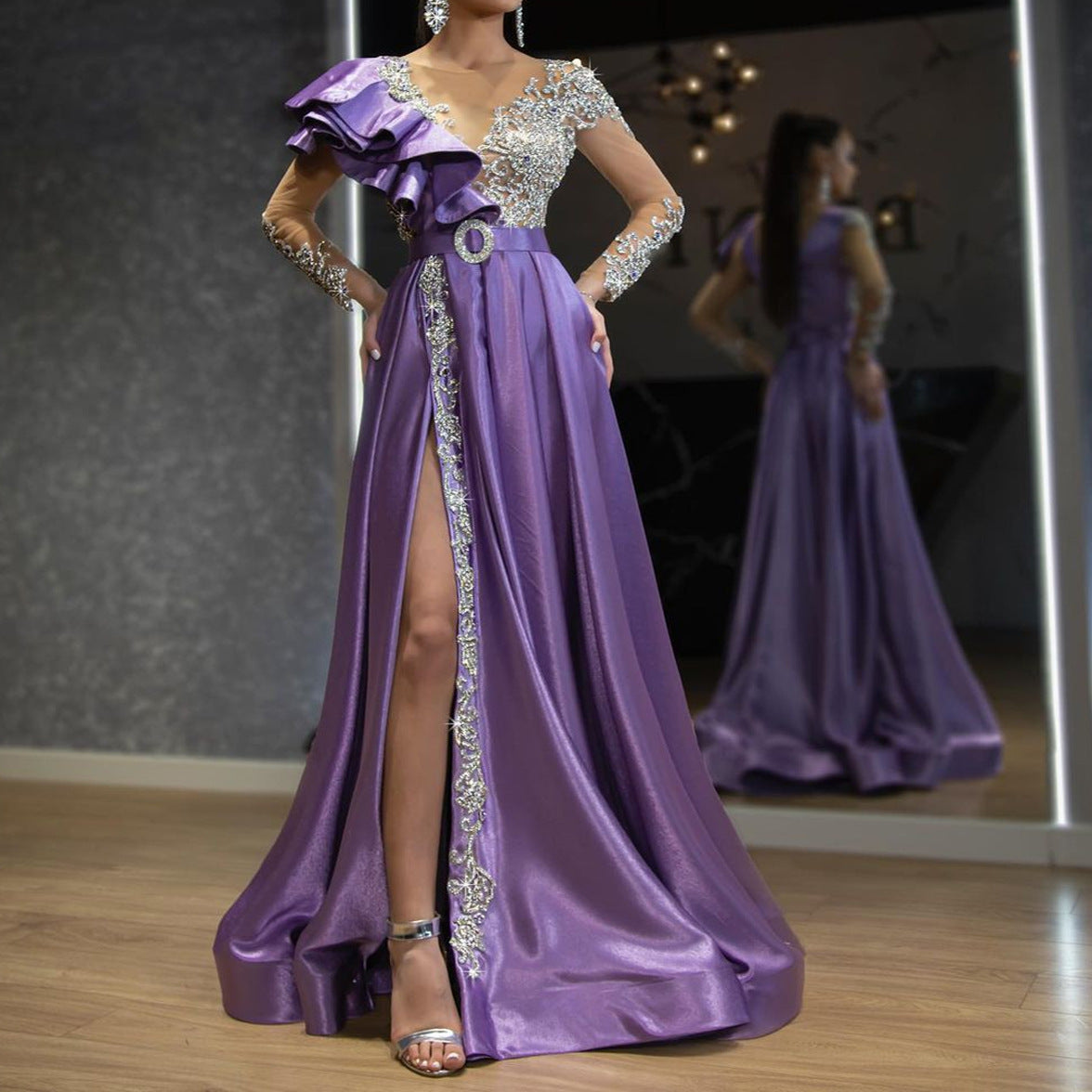 Vestido de noche de satén dorado y morado con apliques