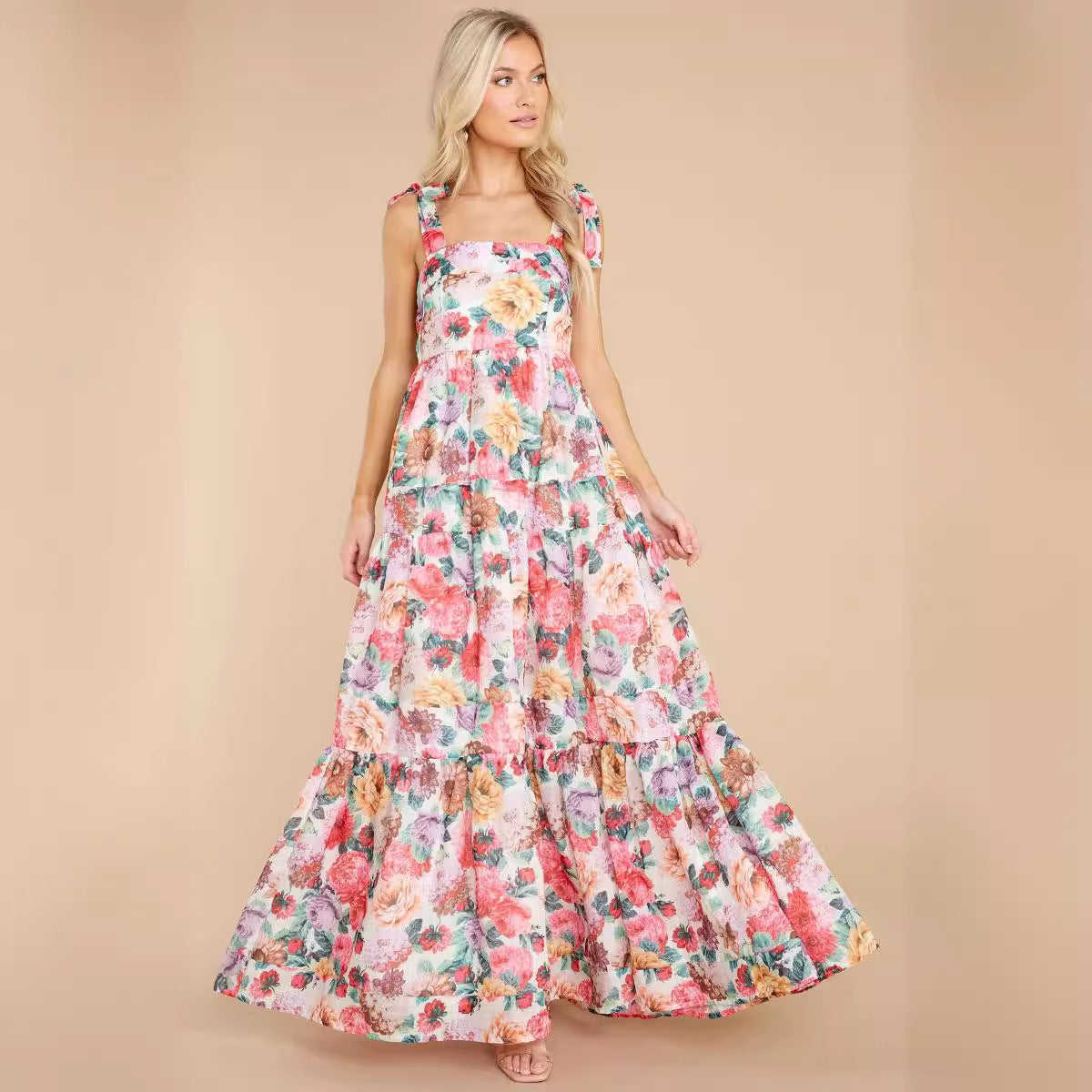 Elegante vestido de tirantes florales con cuello descubierto