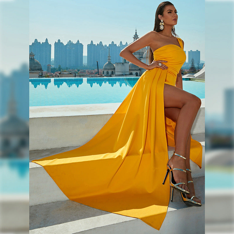 Vestido de noche con abertura y un hombro descubierto para fiesta