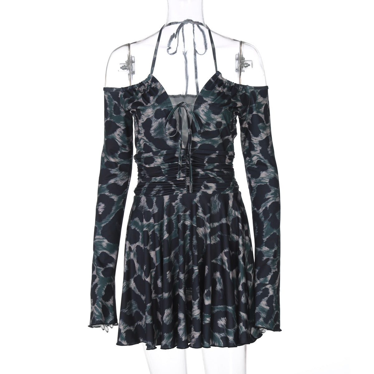 Vestido plisado con cuello halter y manga larga con estampado de patrón