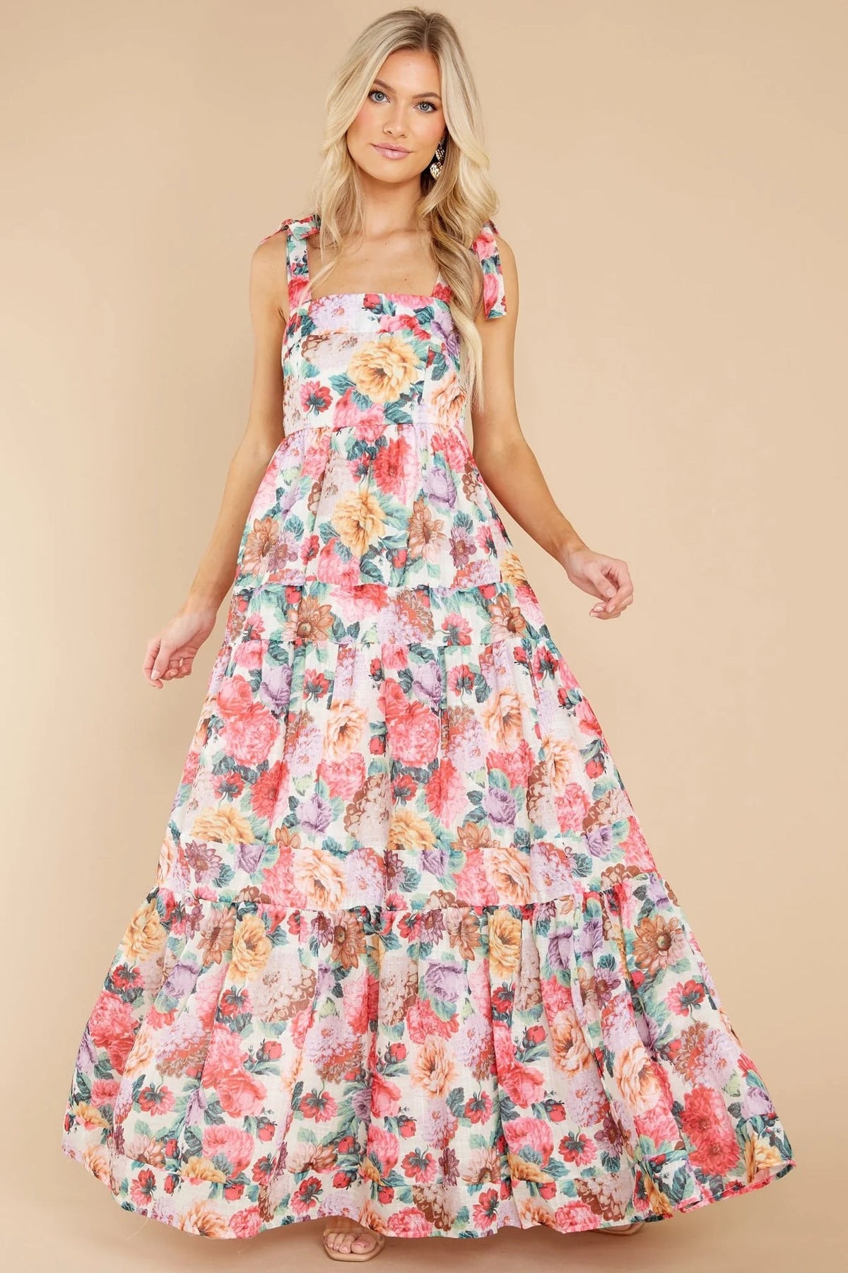 Elegante vestido de tirantes florales con cuello descubierto
