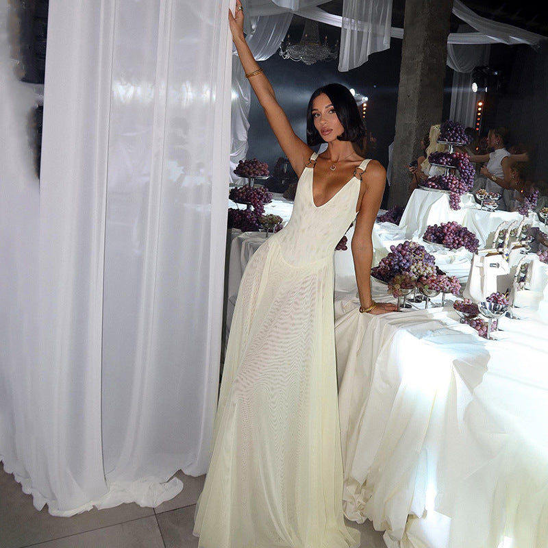 Vestido de malla con tirantes, espalda descubierta y escote en V ajustado