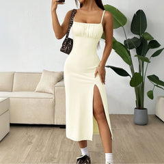 Vestido sencillo de cintura alta con abertura y tirantes finos.
