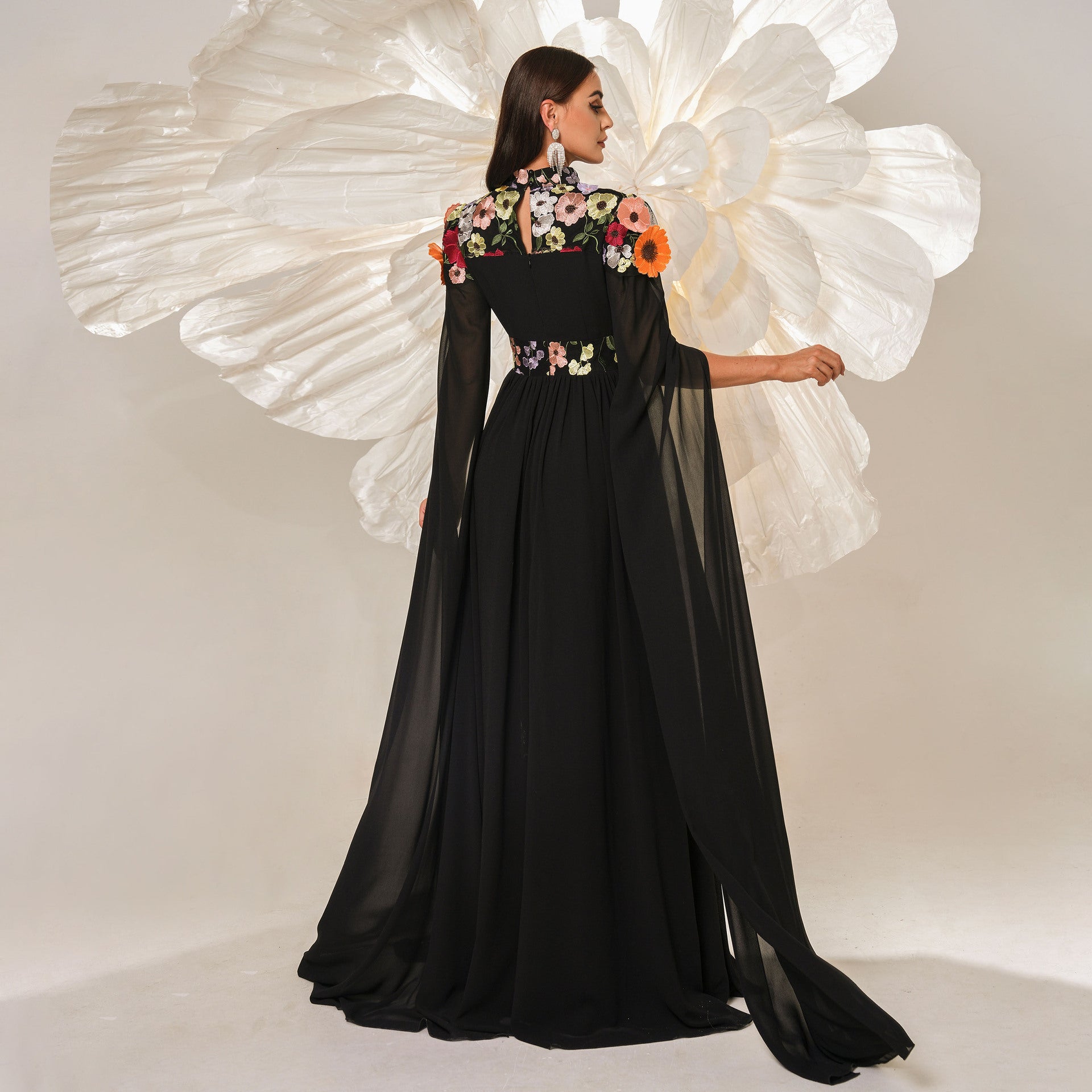 Vestido de noche largo de cóctel bordado de cuello alto de alta gama, vestido de dama de honor con cintura controlada y dobladillo grande