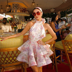 Vestido corto ajustado con cuello halter, espalda descubierta y estampado