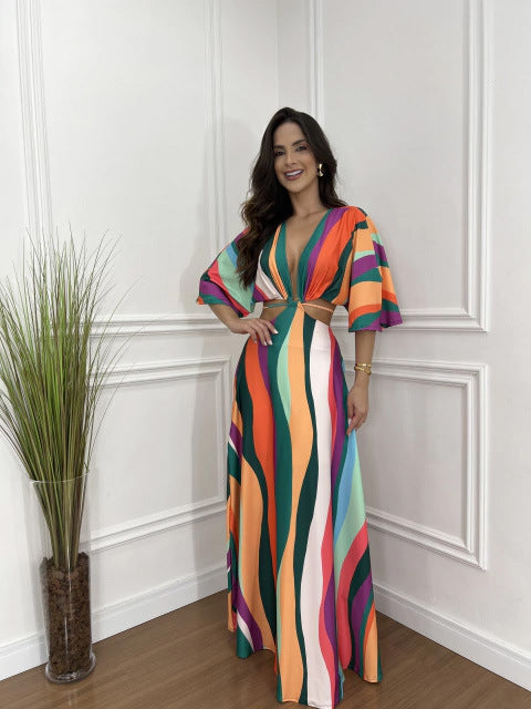 Vestido corto con tirantes y mangas murciélago de cinco puntas a juego de color