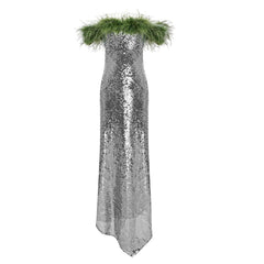Vestido de lentejuelas y sarga con cuello de piel y hombros descubiertos plateado, vestido francés con plumas verdes