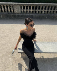 Vestido de una pieza con cuello tubo y vendaje de piel de avestruz