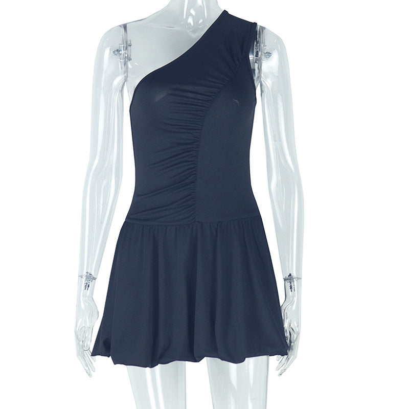 Vestido corto elegante con hombros asimétricos irregulares, color liso, corte A, cuello diagonal, sin mangas y volantes