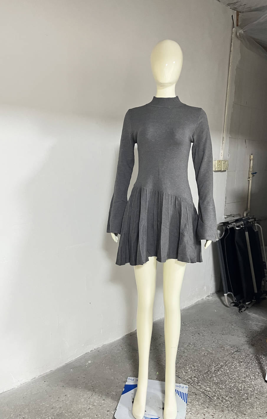 Vestido de punto de manga larga con cuello alto y cintura alta de otoño con paraguas ajustado