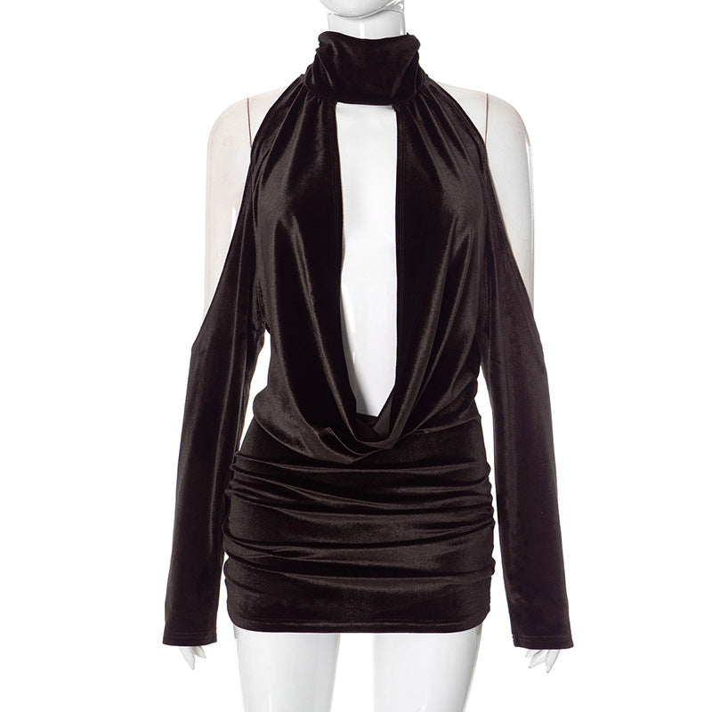 Vestido de terciopelo con cuello halter y espalda descubierta