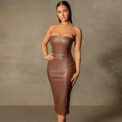 Vestido midi elegante de cuero sintético de color liso con corte ajustado y abertura en la espalda