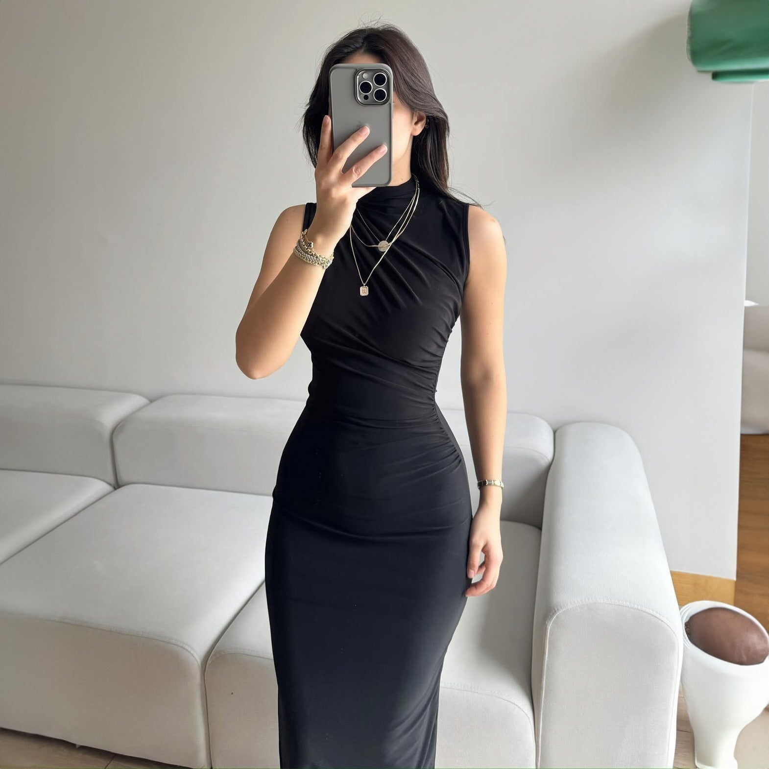 Vestido largo ajustado sin mangas con cintura alta y abertura en color liso