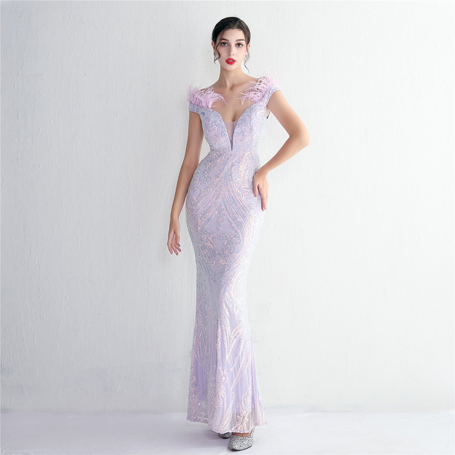 Vestido de noche ajustado de lana para cóctel, hecho a mano, con lentejuelas tridimensionales de alta densidad y fuerte posicionamiento floral.