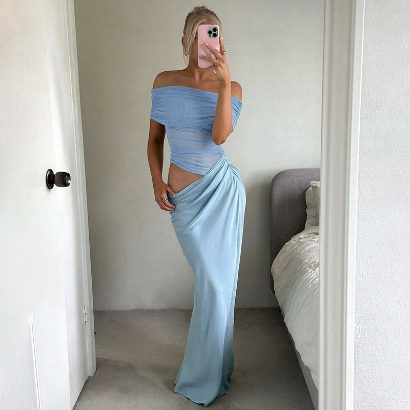 Vestido plisado ajustado con cuello desbocado y costuras de malla que dejan al descubierto la cintura